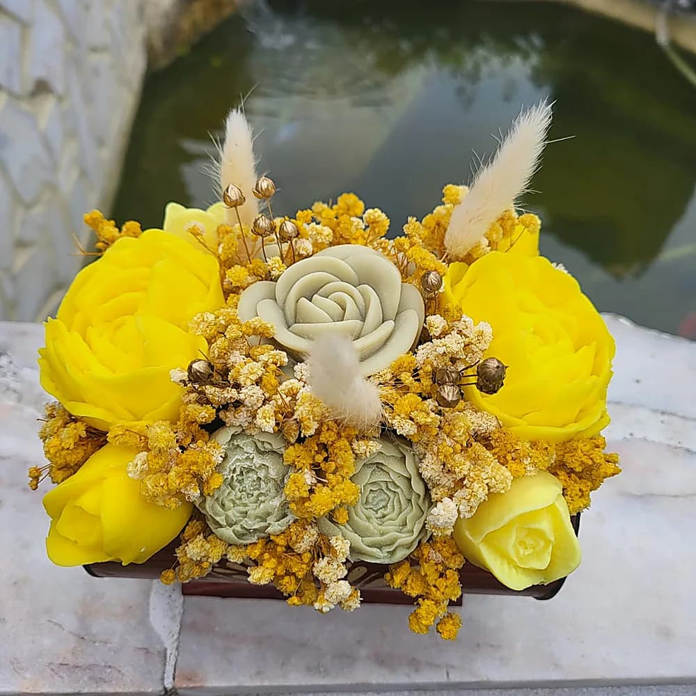Bouquet de roses en cire jaune, vue de face